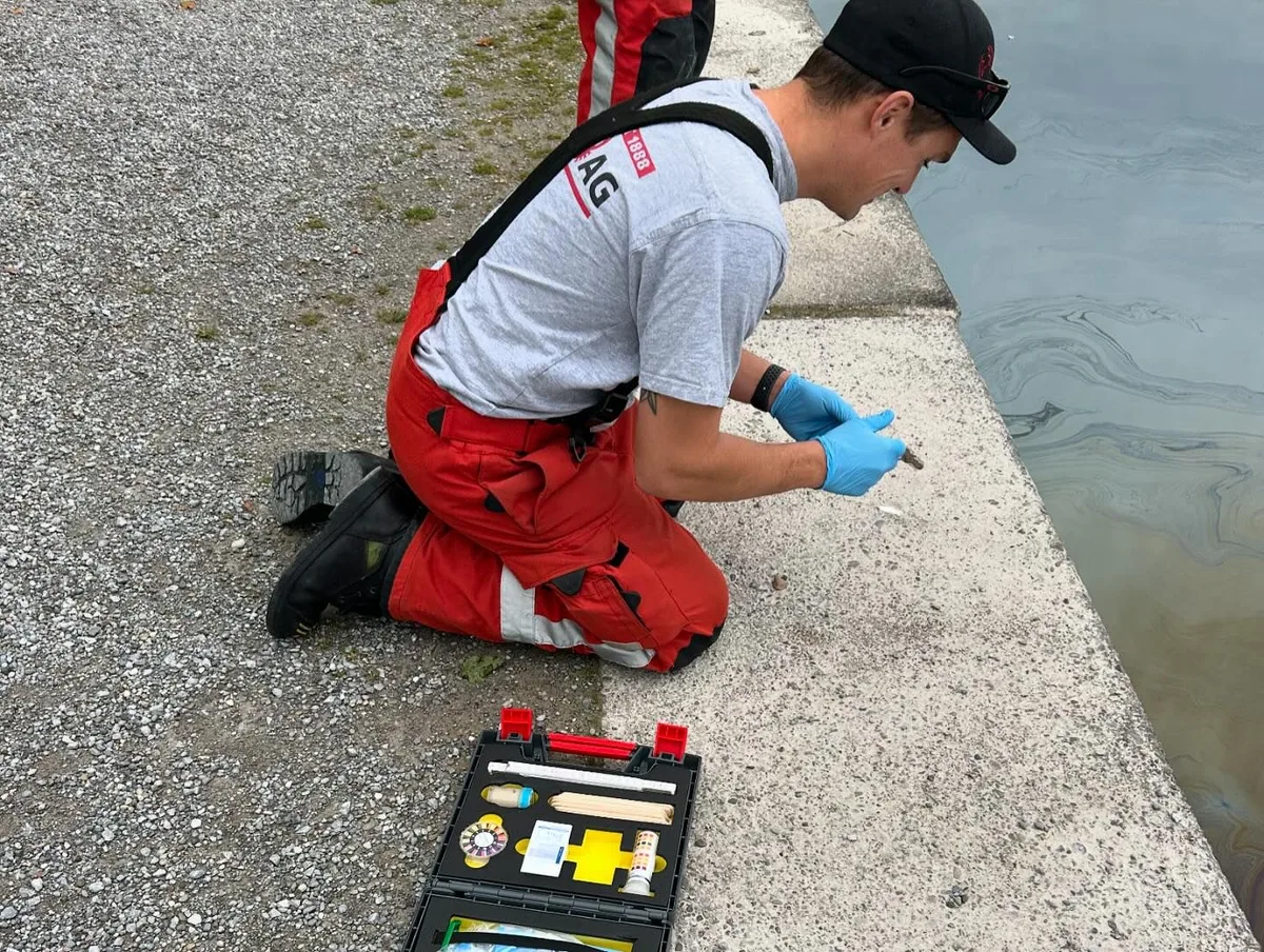Die entnommenen Wasserproben sind zur Analyse ins Labor gebracht worden. Feuerwehr im Einsatz.